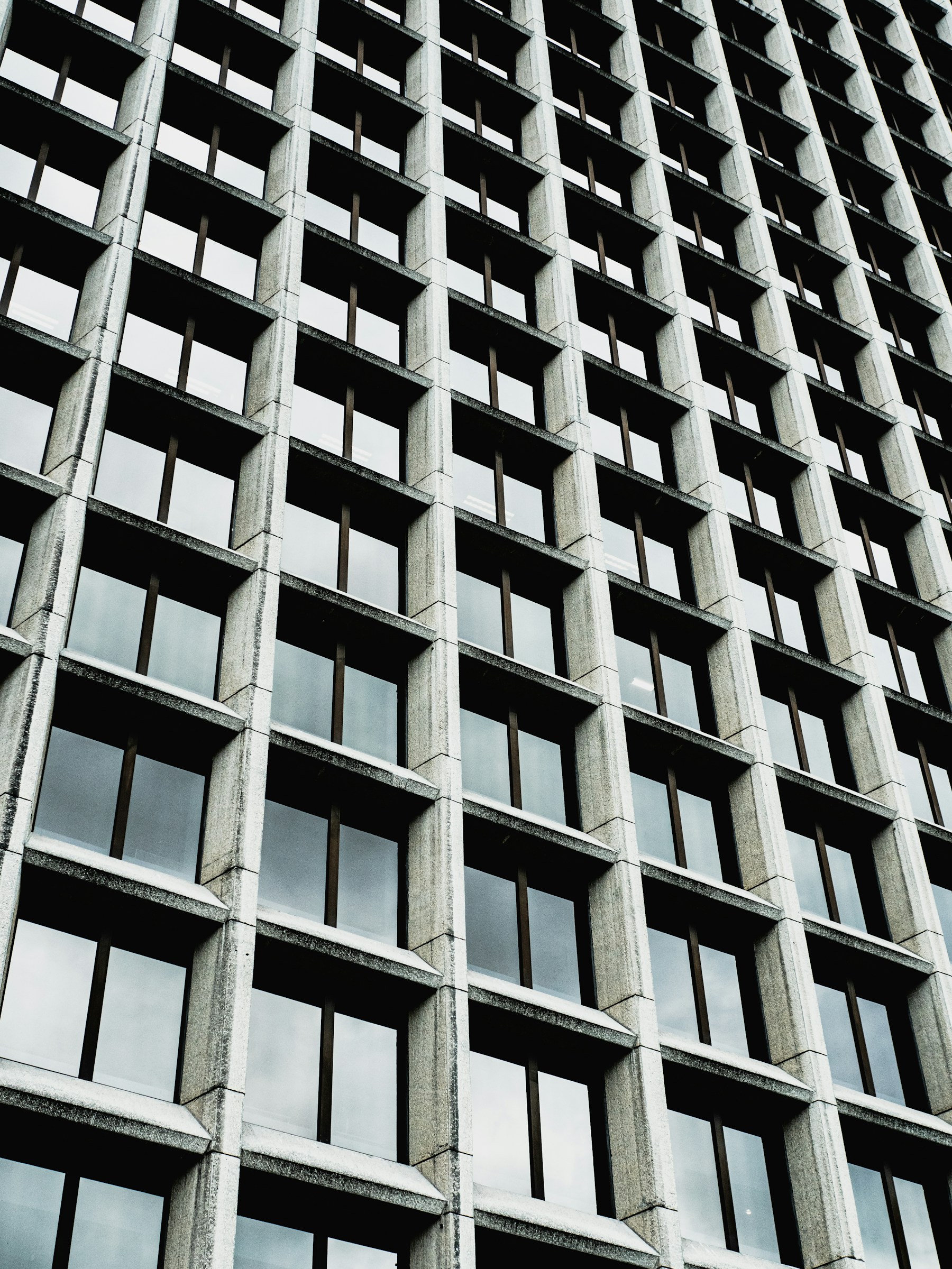 Geometrische Brusselse gevel met een ritme van ramen en beton